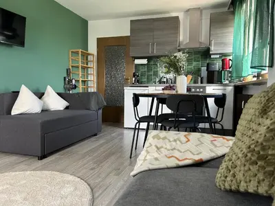 Ein Sitzbereich in der Unterkunft Gemütliches 2-Zimmer-Apartment im Fichtelgebirge - nahe der Skipiste mit Terrasse & Free Parking