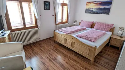Ein Bett oder Betten in einem Zimmer der Unterkunft Berggasthaus & Pension Schöne Aussicht