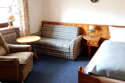 Ein Sitzbereich in der Unterkunft Geräumige Ferienwohnung inmitten der Natur