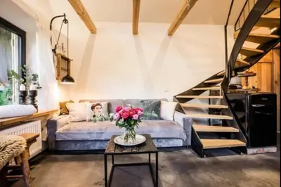Ein Sitzbereich in der Unterkunft Tiny House mit eigener Sauna am Waldrand in der Fränkischen Schweiz