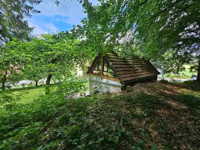 Ein Garten an der Unterkunft Tiny House mit eigener Sauna am Waldrand in der Fränkischen Schweiz