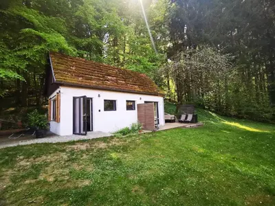 Das Gebäude in dem sich das Ferienhaus befindet