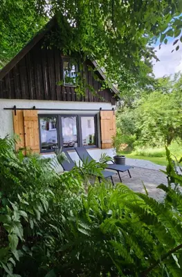 Ein Garten an der Unterkunft Tiny House mit eigener Sauna am Waldrand in der Fränkischen Schweiz