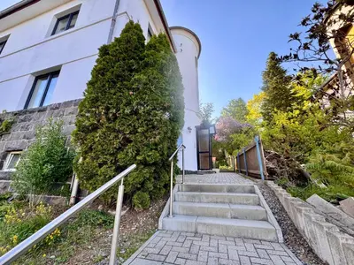 Das Gebäude in dem sich die Ferienwohnung befindet