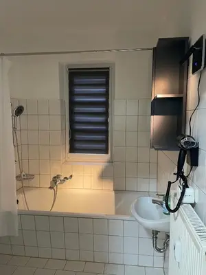 Ein Badezimmer in der Unterkunft NOstalgie - Perle PLAUEN-ZENTRUM & S-BAHN Nähe für bis zu 6 Personen im EG, sehr ruhige Lage & EBK & PKW-Stellplatz