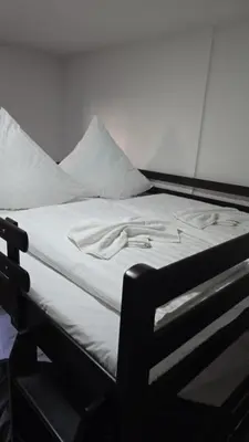 Ein Bett oder Betten in einem Zimmer der Unterkunft NOstalgie - Perle PLAUEN-ZENTRUM & S-BAHN Nähe für bis zu 6 Personen im EG, sehr ruhige Lage & EBK & PKW-Stellplatz