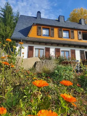 Ein Garten an der Unterkunft Naturhaus am Wald im Erzgebirge