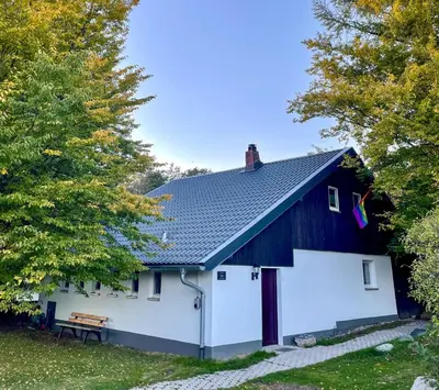Das Gebäude in dem sich das Ferienhaus befindet