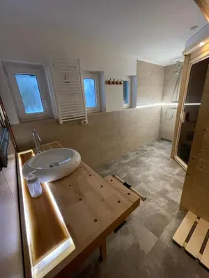 Ein Badezimmer in der Unterkunft Spirkenhütte Fichtelberg - Ferienhaus bis 6 Personen - mit Sauna - am Fichtelsee
