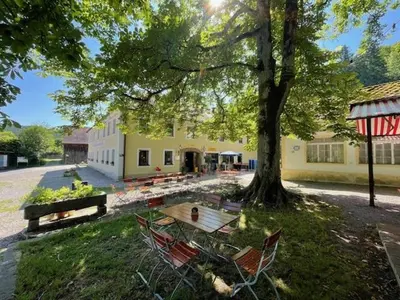 Das Gebäude in dem sich das Gasthaus befindet