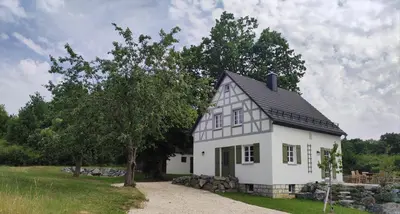Das Gebäude in dem sich das Ferienhaus befindet