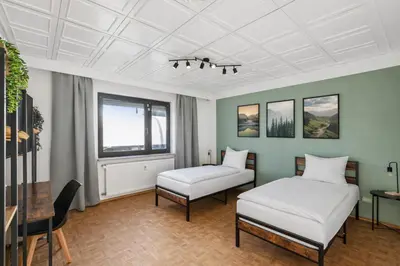 Ein Bett oder Betten in einem Zimmer der Unterkunft Neues 2 BR Apartment, Parkplatz