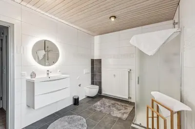 Ein Badezimmer in der Unterkunft Neues 2 BR Apartment, Parkplatz