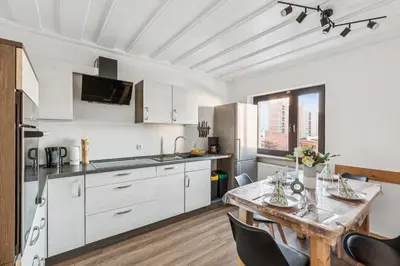 Küche/Küchenzeile in der Unterkunft Neues 2 BR Apartment, Parkplatz