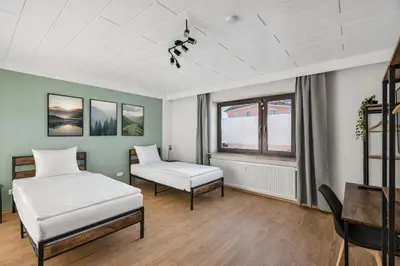 Ein Bett oder Betten in einem Zimmer der Unterkunft Neues 2 BR Apartment, Parkplatz