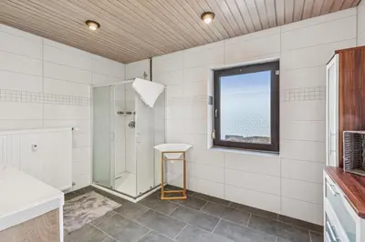 Ein Badezimmer in der Unterkunft Neues 2 BR Apartment, Parkplatz