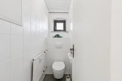 Ein Badezimmer in der Unterkunft Neues 2 BR Apartment, Parkplatz