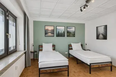 Ein Bett oder Betten in einem Zimmer der Unterkunft Neues 2 BR Apartment, Parkplatz