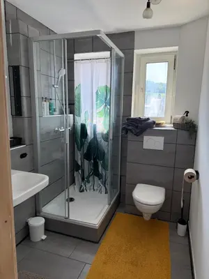 Ein Badezimmer in der Unterkunft Beautiful, renovated, private apartment above bakery