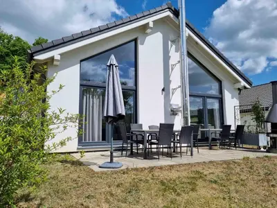 Das Gebäude in dem sich das Ferienhaus befindet