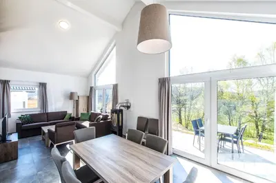 Ein Sitzbereich in der Unterkunft Ferienhaus Holunderweg an der Theme Obernsees mit Sauna