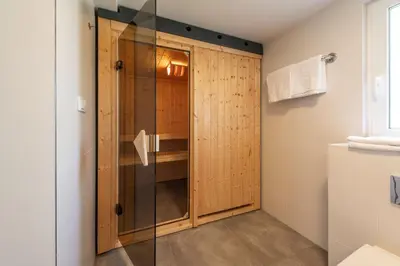 Ein Badezimmer in der Unterkunft Ferienhaus Holunderweg an der Theme Obernsees mit Sauna