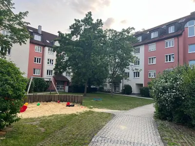 Ein Garten an der Unterkunft Hölderlin Apartment