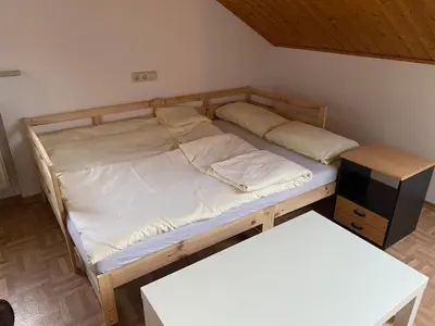 Ein Bett oder Betten in einem Zimmer der Unterkunft Dachgeschosswohnung im zweiten Obergeschoss