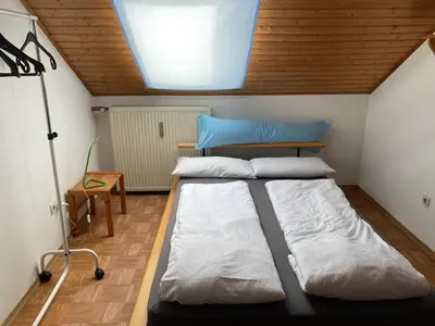 Ein Bett oder Betten in einem Zimmer der Unterkunft Dachgeschosswohnung im zweiten Obergeschoss