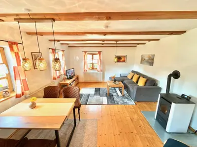 Ein Sitzbereich in der Unterkunft Bayerwaldhaus - Tradition trifft Moderne
