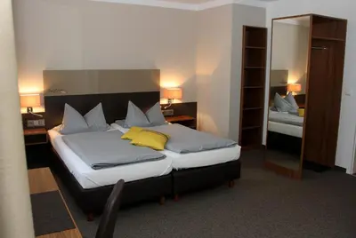 Ein Bett oder Betten in einem Zimmer der Unterkunft Hotel Drei Lilien
