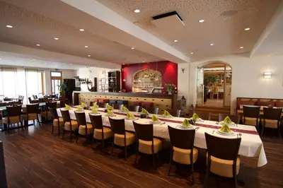 Ein Restaurant oder anderes Speiselokal in der Unterkunft Hotel Drei Lilien