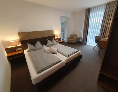 Ein Bett oder Betten in einem Zimmer der Unterkunft Hotel Drei Lilien