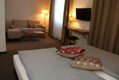 Ein Bett oder Betten in einem Zimmer der Unterkunft Hotel Drei Lilien