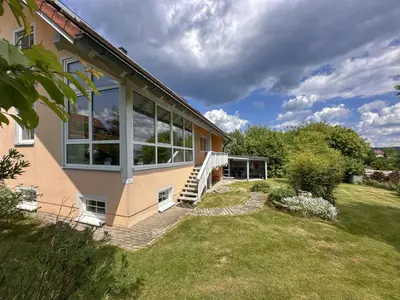 Das Gebäude in dem sich das Ferienhaus befindet
