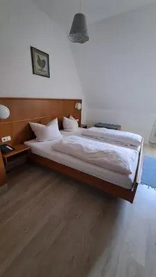 Ein Bett oder Betten in einem Zimmer der Unterkunft Keller's Quartier im Burghotel