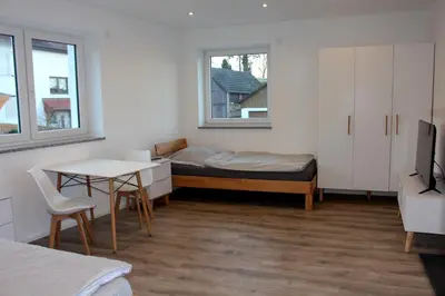 Ein Bett oder Betten in einem Zimmer der Unterkunft Apartment mit Küche, 2 Einzelbetten, Dusche, Parkplatz, schnellem Internet, ADA7