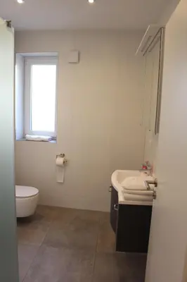 Ein Badezimmer in der Unterkunft Apartment mit Küche, 2 Einzelbetten, Dusche, Parkplatz, schnellem Internet, ADA7
