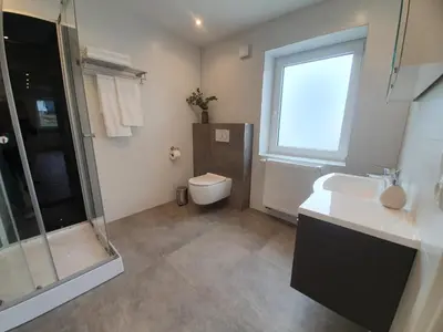 Ein Badezimmer in der Unterkunft Apartment mit Küche, 2 Einzelbetten, Dusche, Parkplatz, schnellem Internet, ADA7