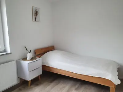 Ein Bett oder Betten in einem Zimmer der Unterkunft Apartment mit Küche, 2 Einzelbetten, Dusche, Parkplatz, schnellem Internet, ADA7