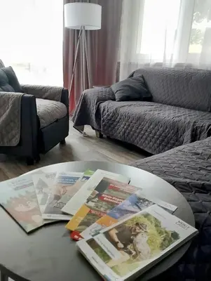 Ein Sitzbereich in der Unterkunft Familien FEWO mit Spielzimmer Balkon nahe Freizeitpark Plohn DZ eigenes Bad Küche gratis Kaffee Frühstückskorb auf Anfrage
