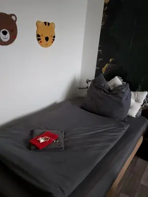 Ein Bett oder Betten in einem Zimmer der Unterkunft Familien FEWO mit Spielzimmer Balkon nahe Freizeitpark Plohn DZ eigenes Bad Küche gratis Kaffee Frühstückskorb auf Anfrage