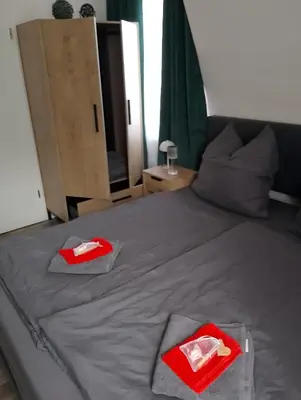 Ein Bett oder Betten in einem Zimmer der Unterkunft Familien FEWO mit Spielzimmer Balkon nahe Freizeitpark Plohn DZ eigenes Bad Küche gratis Kaffee Frühstückskorb auf Anfrage