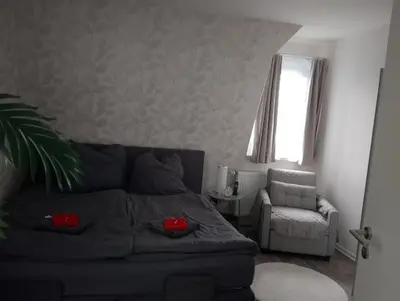 Ein Sitzbereich in der Unterkunft Familien FEWO mit Spielzimmer Balkon nahe Freizeitpark Plohn DZ eigenes Bad Küche gratis Kaffee Frühstückskorb auf Anfrage