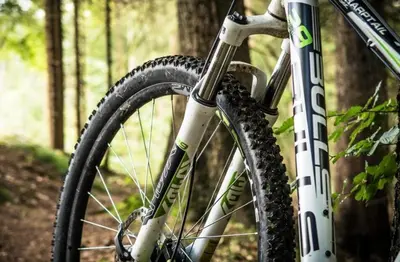 Radfahren an der Unterkunft bergwärts oder in der Nähe