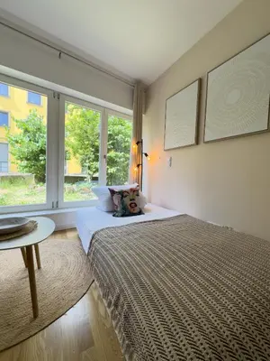 Ein Bett oder Betten in einem Zimmer der Unterkunft Zentrales Wohlfühlapartment nahe dem Hofgarten