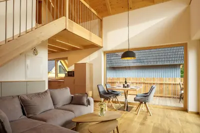 Ein Sitzbereich in der Unterkunft Chalet Auszeit im Schönseer Land
