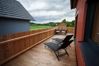 Ein Balkon oder eine Terrasse in der Unterkunft Chalet Auszeit im Schönseer Land