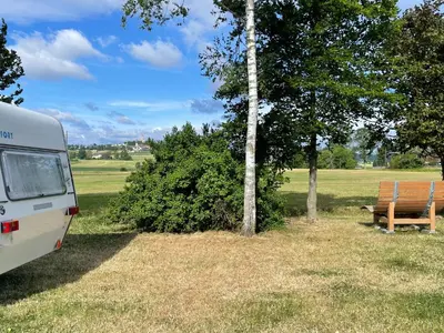 Ein Garten an der Unterkunft Wohnwagen Tempore Antiquo