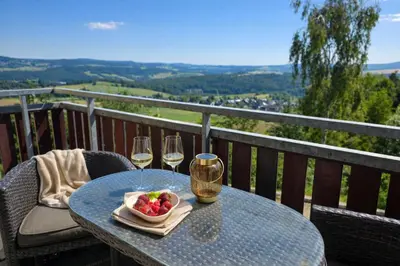 Ein Balkon oder eine Terrasse in der Unterkunft ErzZeit Urlaub mit Weitblick